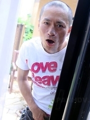 Teen Shino Mizusawa gives a blowjob