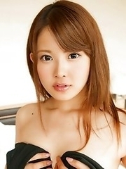 Sexy and pretty Japanese av idol Momo Yurino shows her naked body