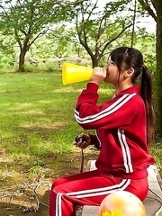 Tomoe Yamanaka babe takes sports pants off and exposes ass in garden